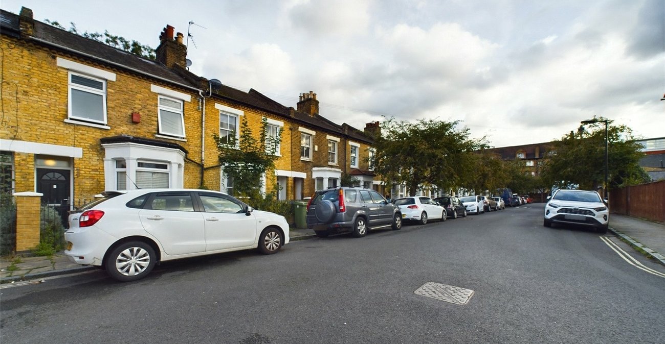 3 bedroom house for sale in London | Robinson Jackson