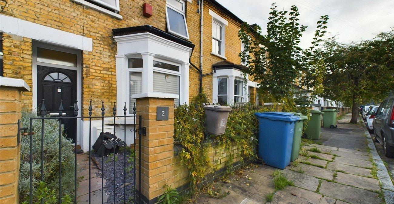 3 bedroom house for sale in London | Robinson Jackson