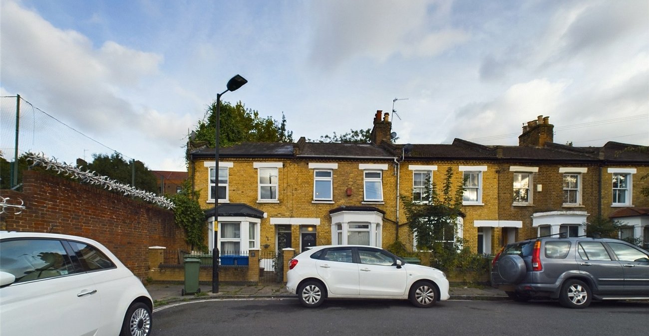 3 bedroom house for sale in London | Robinson Jackson