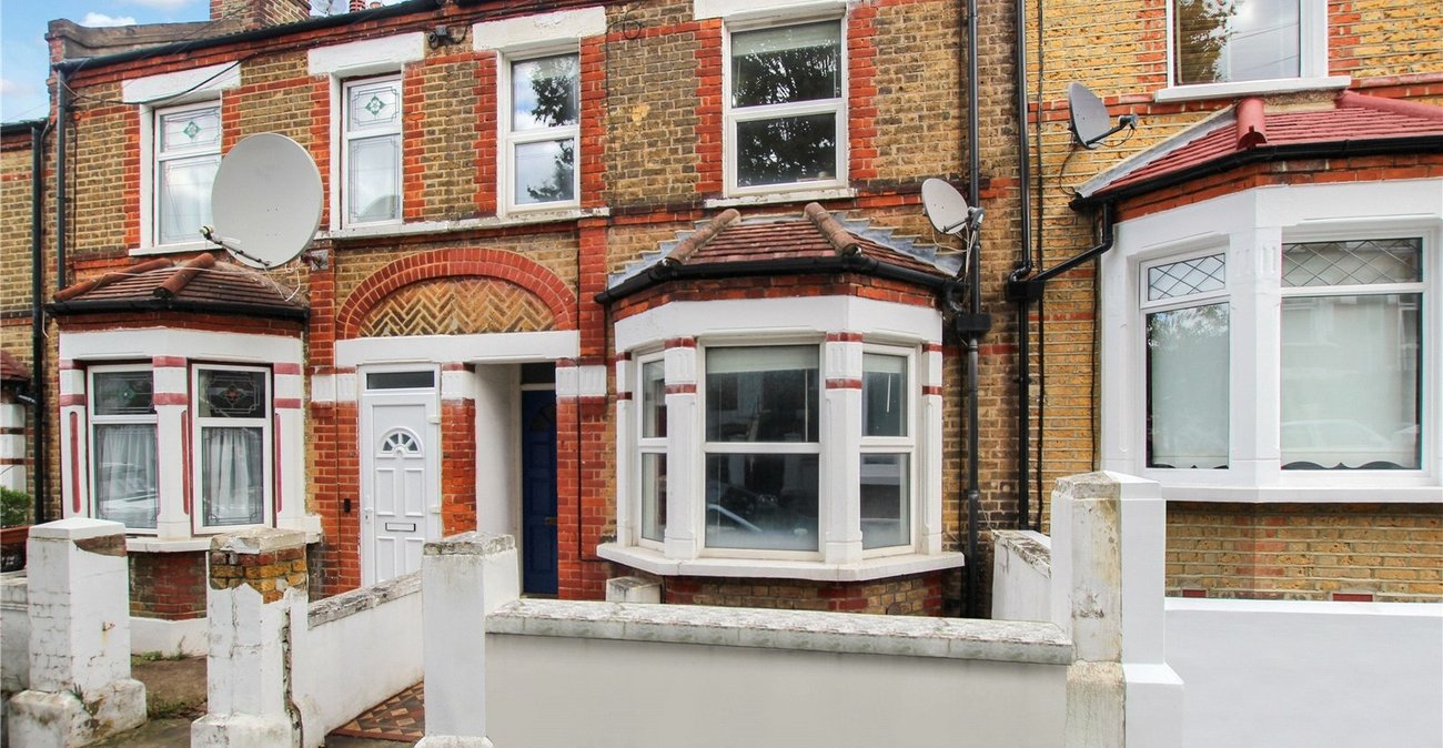 3 bedroom house for sale in London | Robinson Jackson