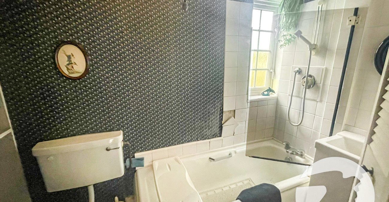 3 bedroom house for sale in London | Robinson Jackson