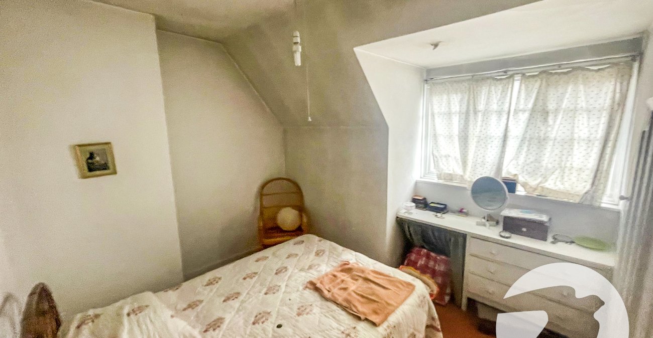 3 bedroom house for sale in London | Robinson Jackson