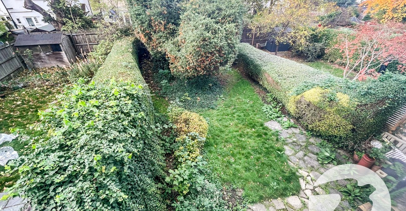 3 bedroom house for sale in London | Robinson Jackson