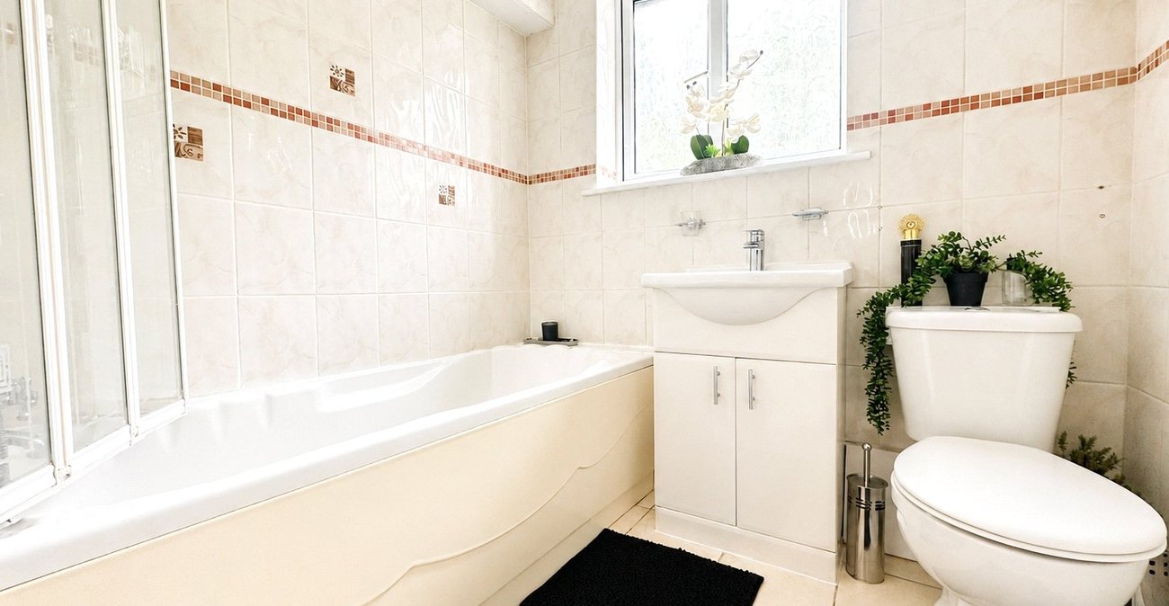 3 bedroom house for sale in London | Robinson Jackson