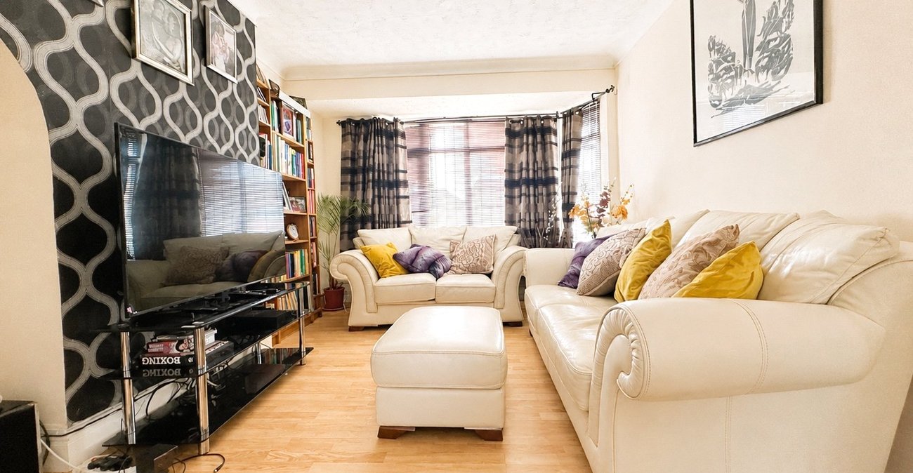 3 bedroom house for sale in London | Robinson Jackson