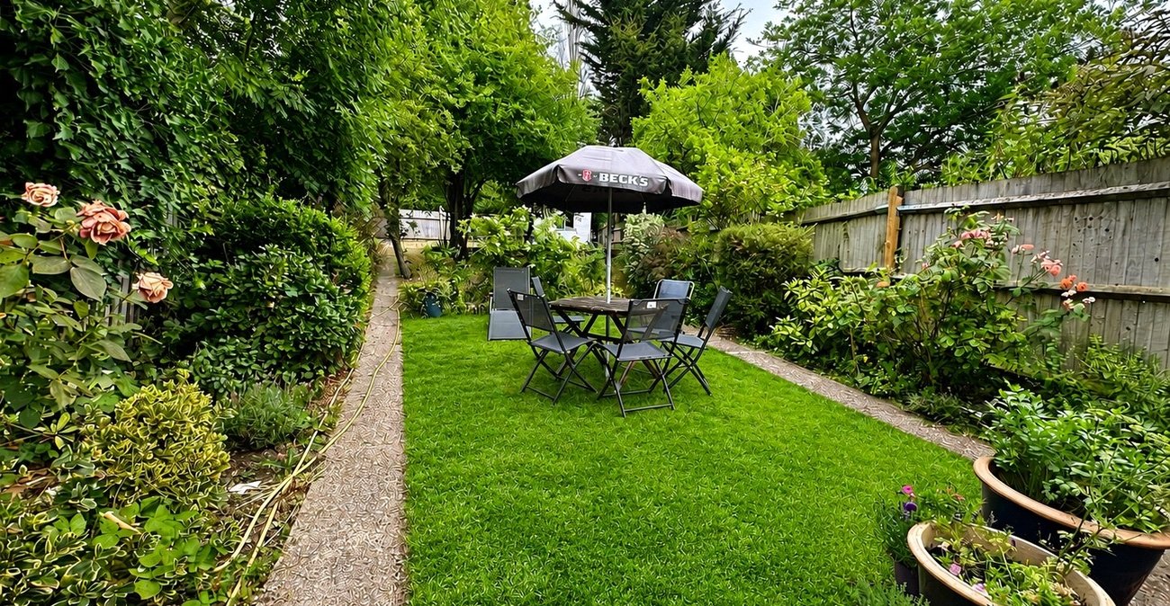 3 bedroom house for sale in London | Robinson Jackson