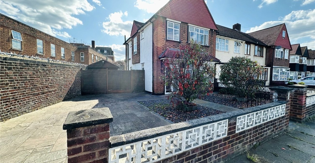3 bedroom house for sale in London | Robinson Jackson