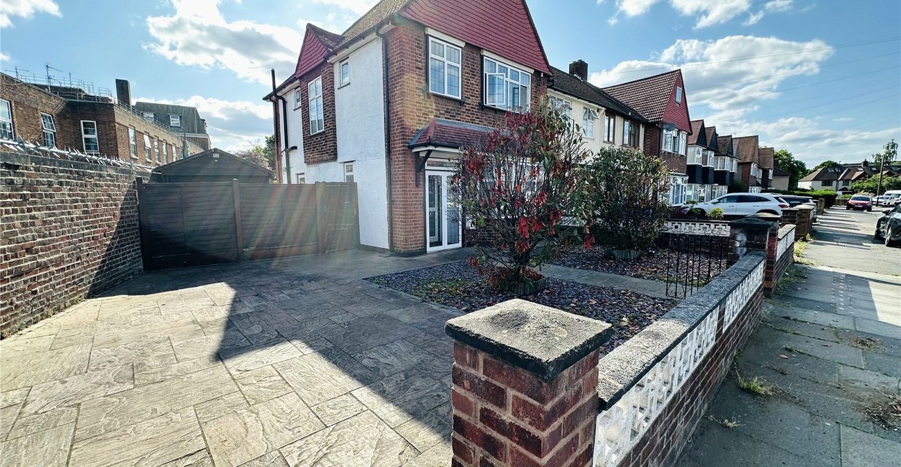3 bedroom house for sale in London | Robinson Jackson