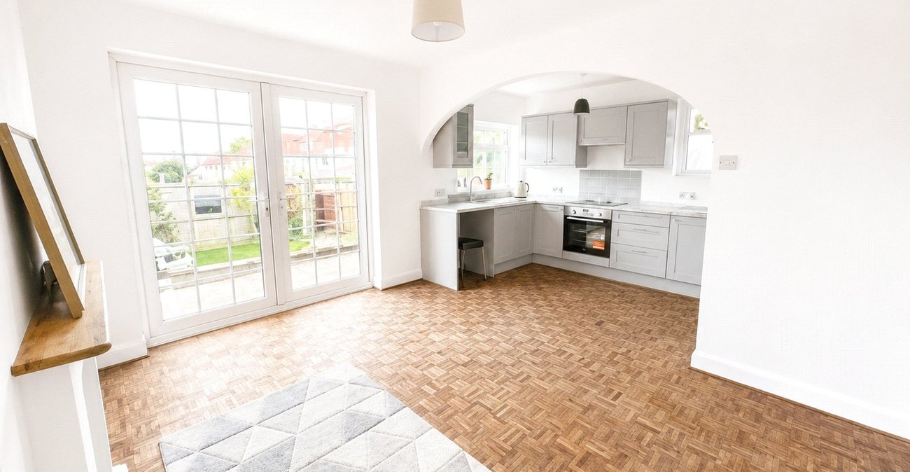 3 bedroom house for sale in London | Robinson Jackson