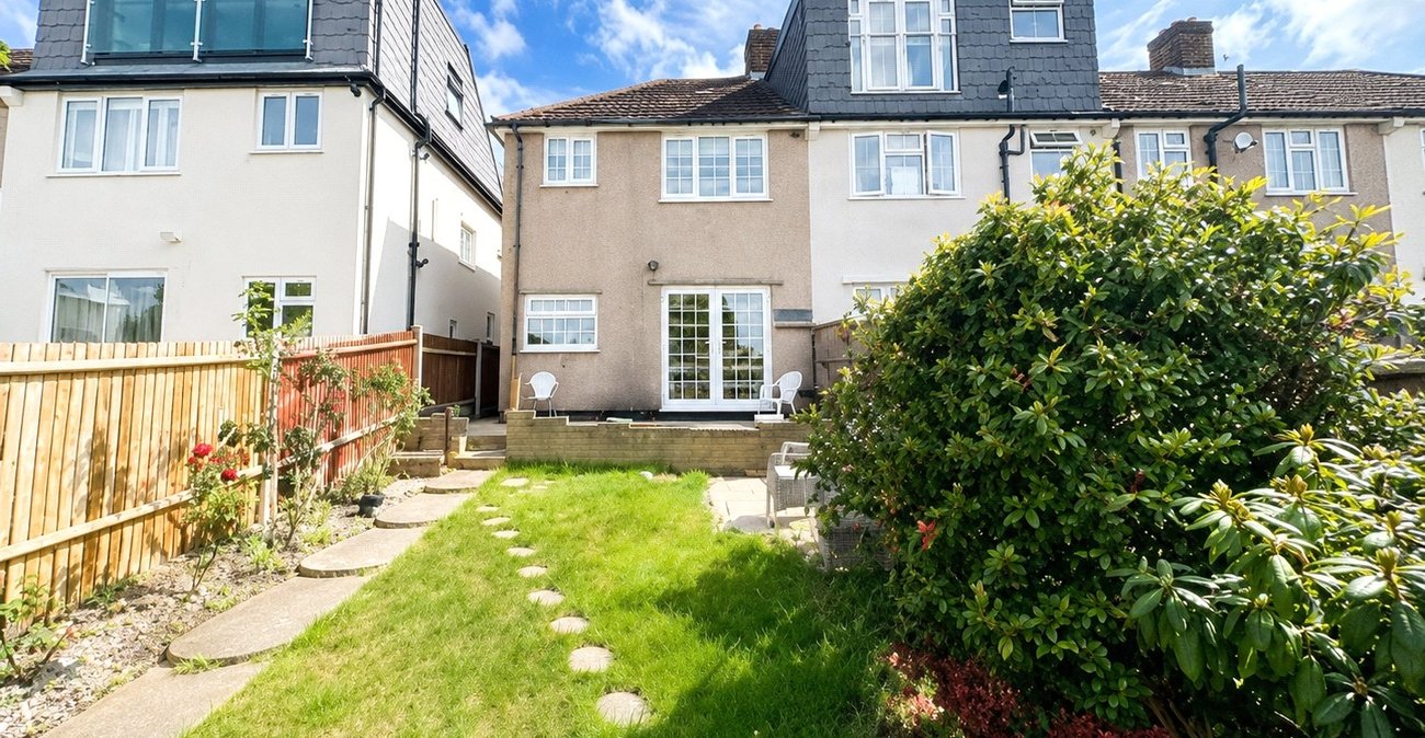 3 bedroom house for sale in London | Robinson Jackson