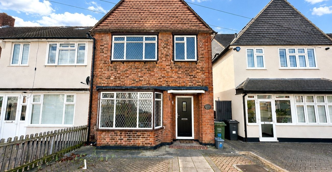 3 bedroom house for sale in London | Robinson Jackson