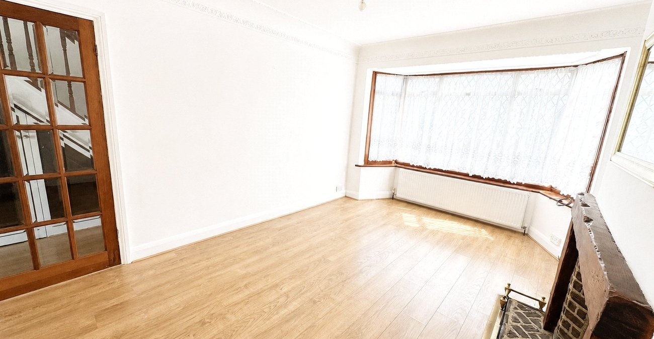 3 bedroom house for sale in London | Robinson Jackson