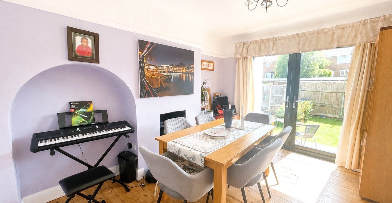 3 bedroom house for sale in London | Robinson Jackson