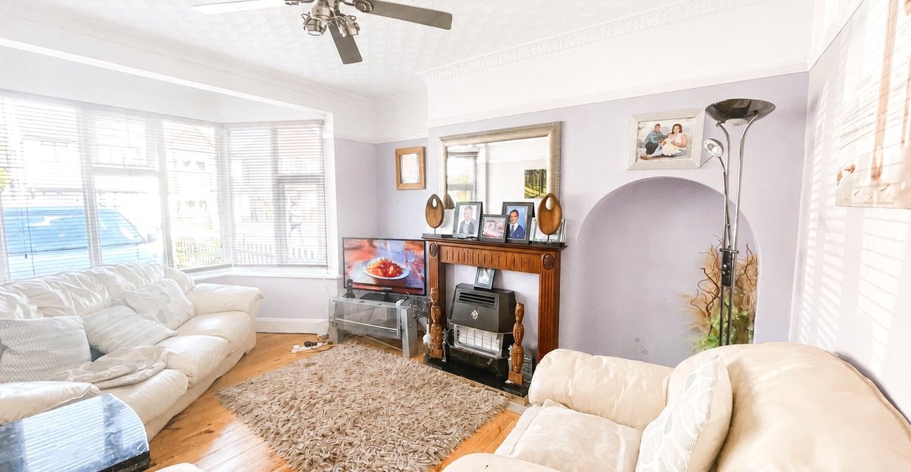 3 bedroom house for sale in London | Robinson Jackson