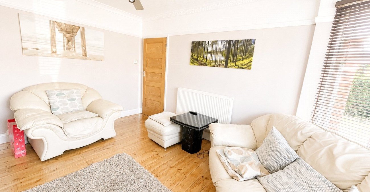 3 bedroom house for sale in London | Robinson Jackson