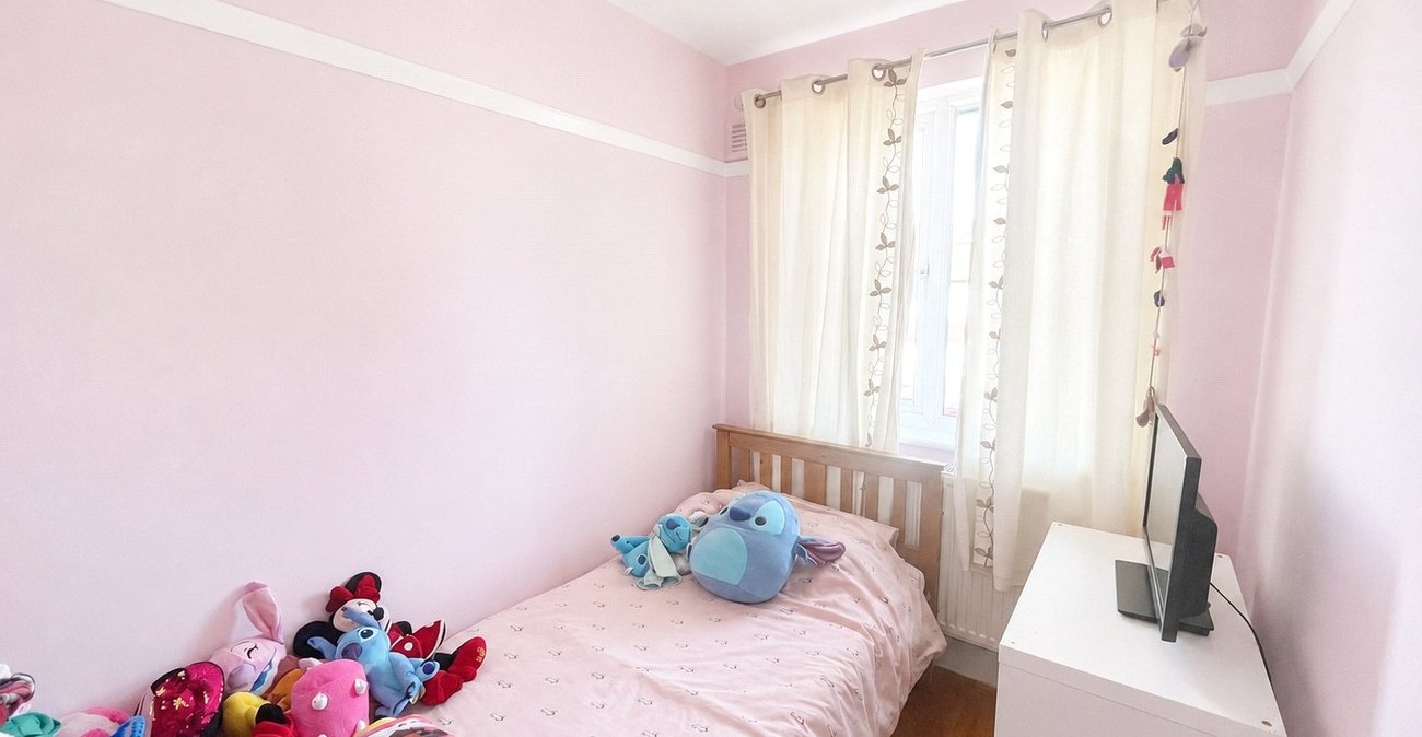3 bedroom house for sale in London | Robinson Jackson