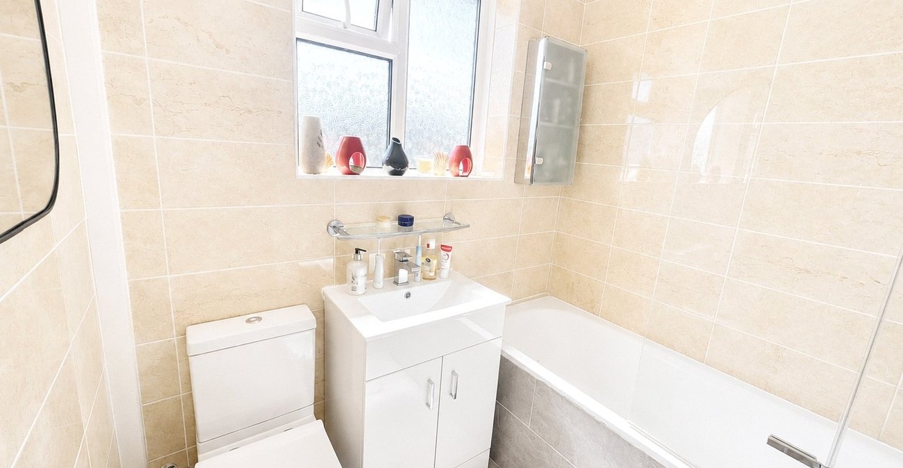 3 bedroom house for sale in London | Robinson Jackson