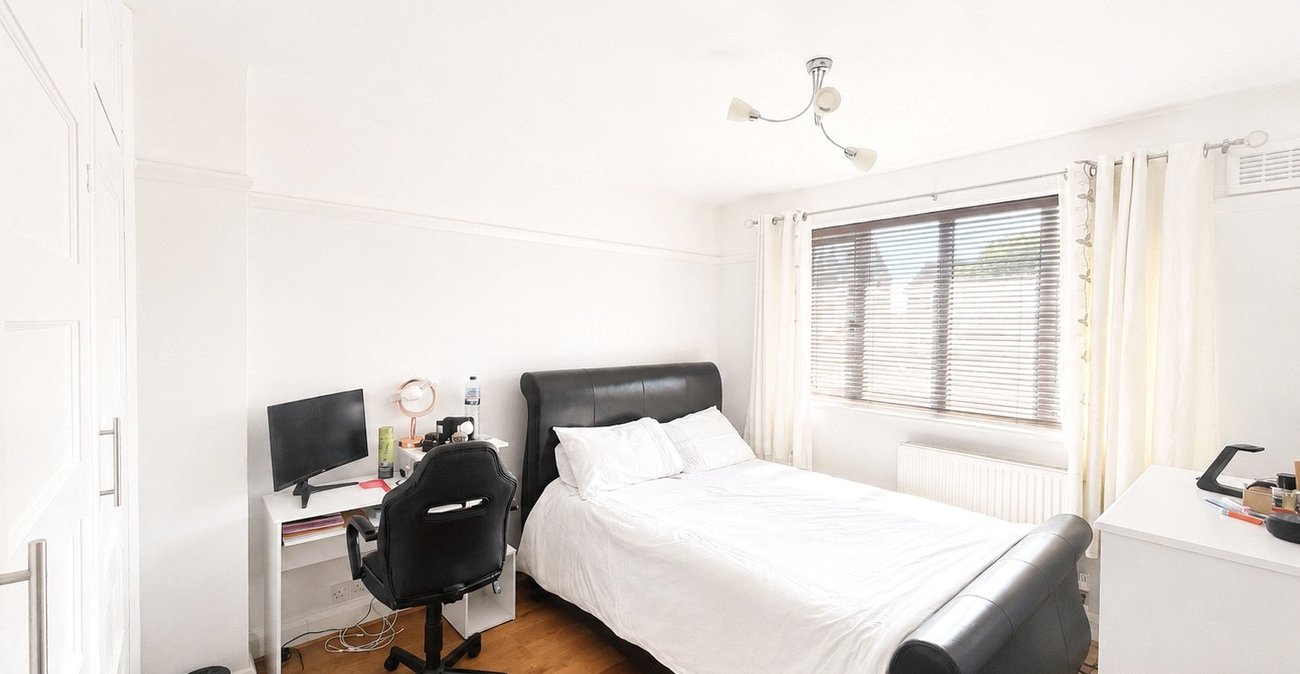 3 bedroom house for sale in London | Robinson Jackson