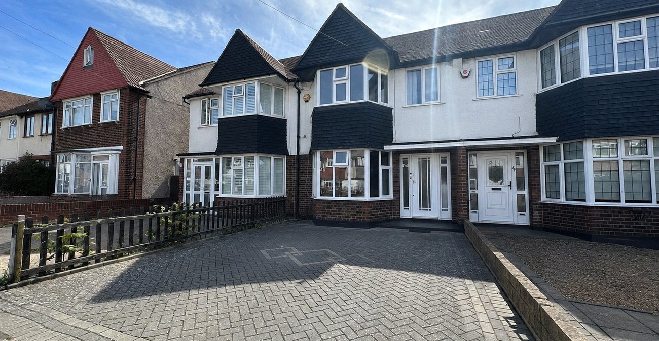 3 bedroom house for sale in London | Robinson Jackson