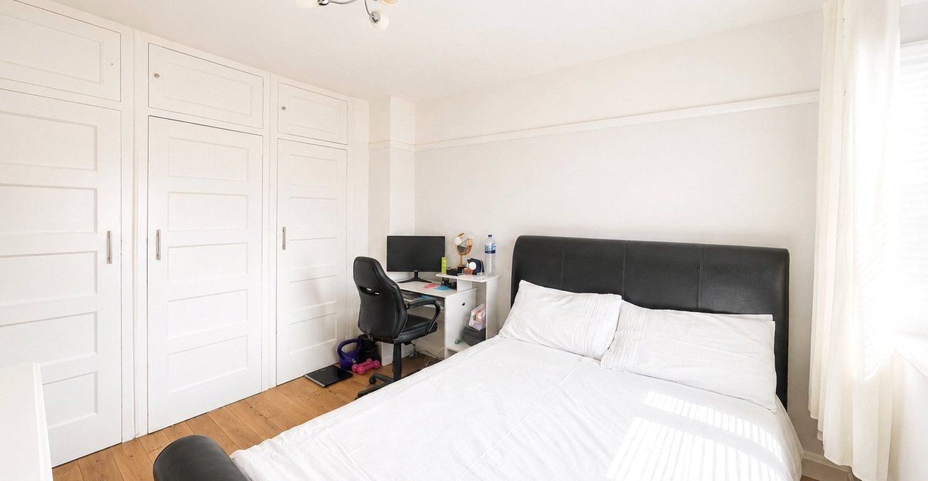 3 bedroom house for sale in London | Robinson Jackson