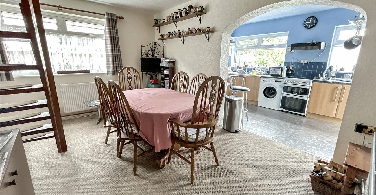 4 bedroom bungalow for sale in Sidcup | Robinson Jackson