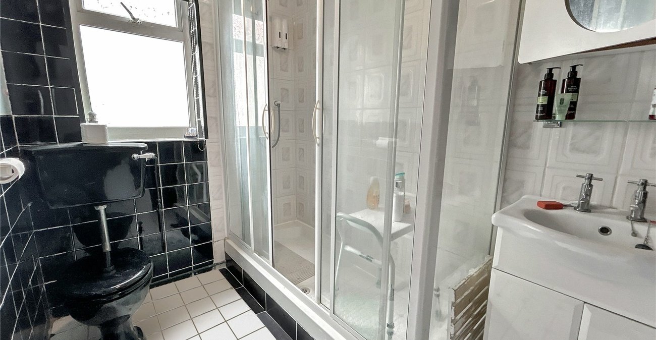 4 bedroom bungalow for sale in Sidcup | Robinson Jackson