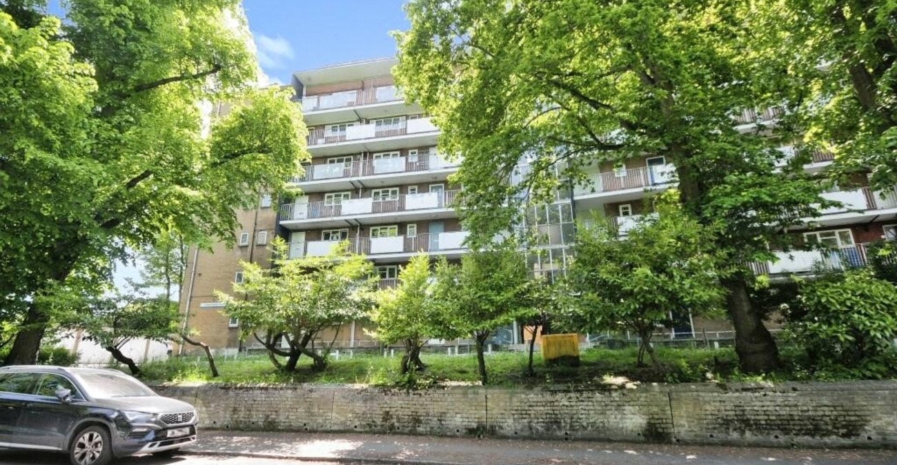 3 bedroom property for sale in Crescent Wood Road | Robinson Jackson