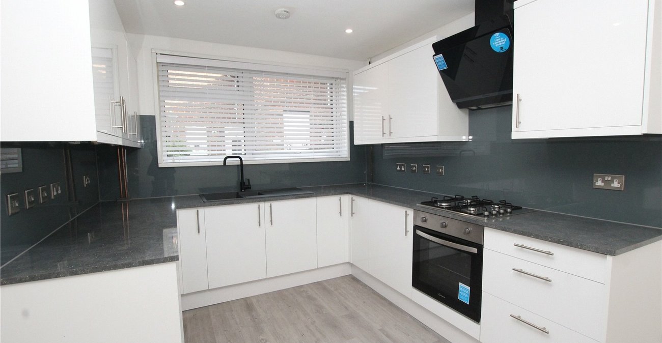 3 bedroom house for sale in London | Robinson Jackson