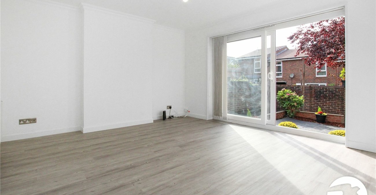 3 bedroom house for sale in London | Robinson Jackson