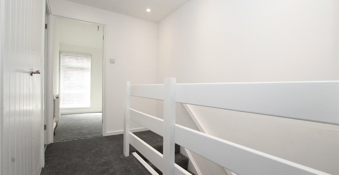 3 bedroom house for sale in London | Robinson Jackson