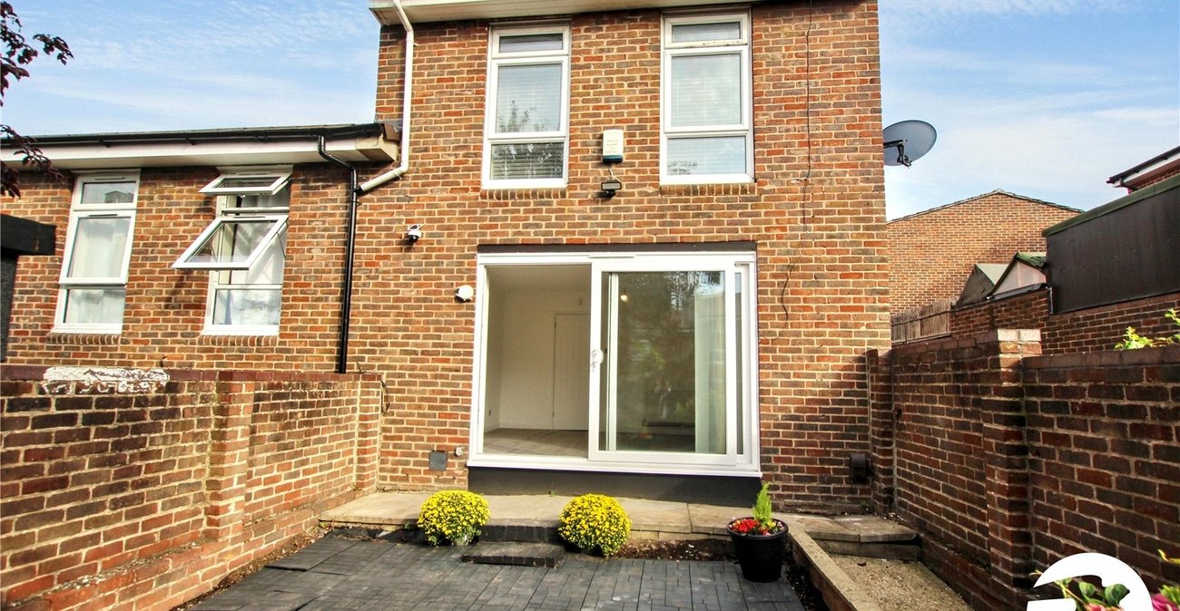 3 bedroom house for sale in London | Robinson Jackson