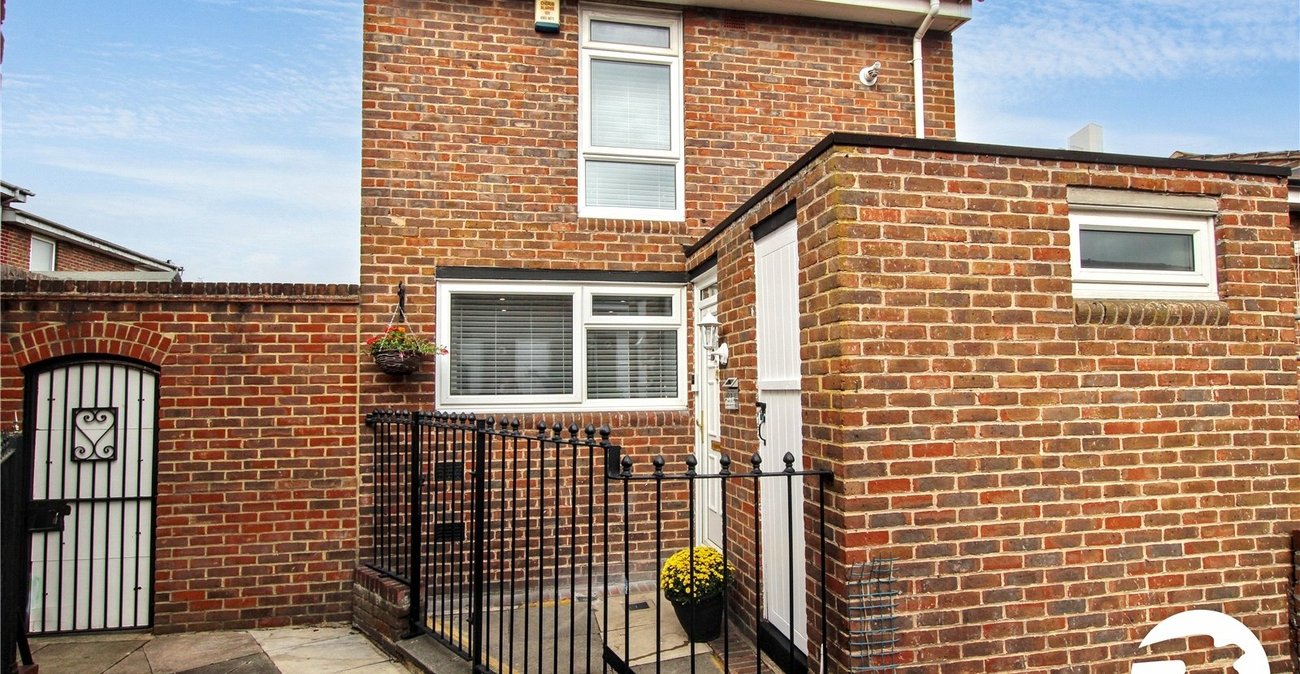 3 bedroom house for sale in London | Robinson Jackson