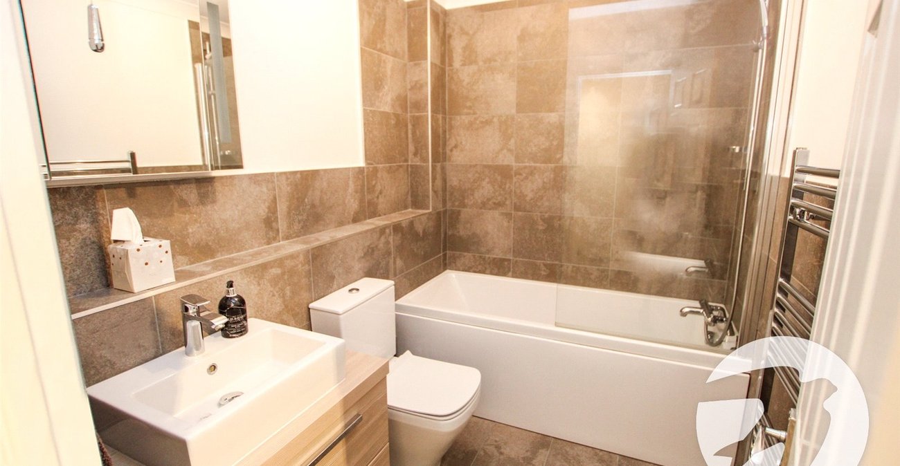 2 bedroom property for sale in London | Robinson Jackson