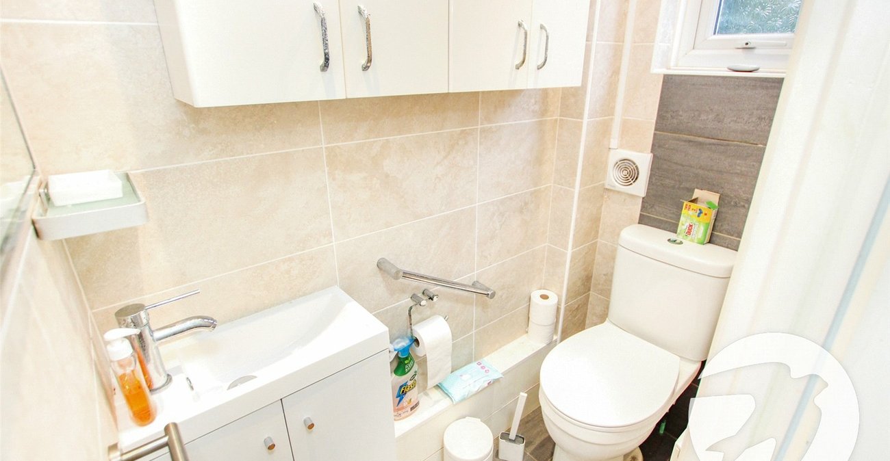 3 bedroom house for sale in London | Robinson Jackson