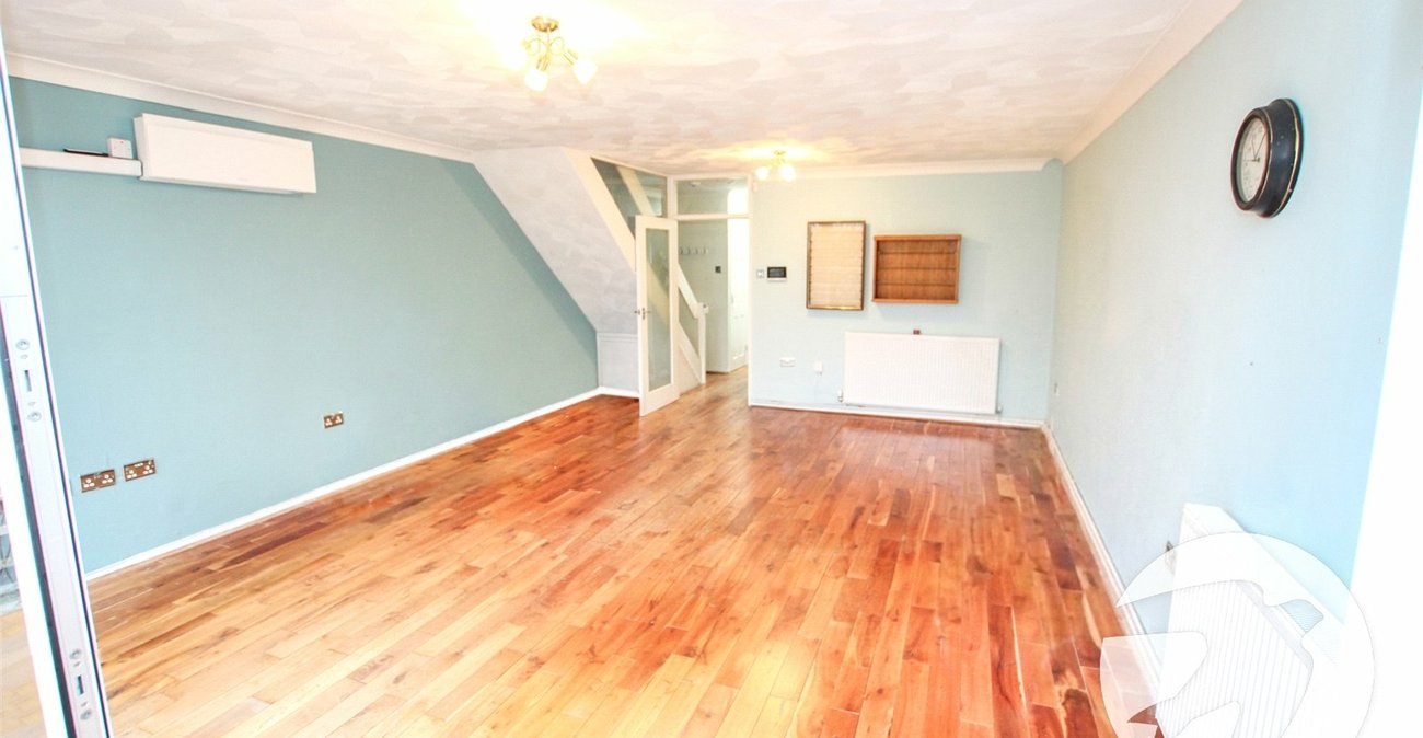 3 bedroom house for sale in London | Robinson Jackson