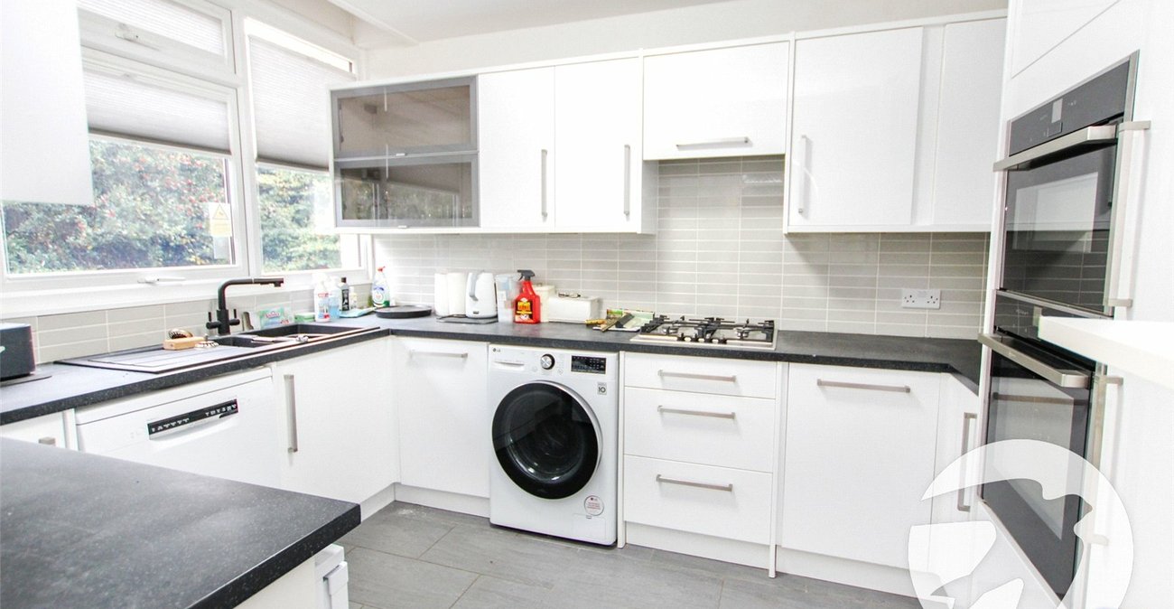 3 bedroom house for sale in London | Robinson Jackson