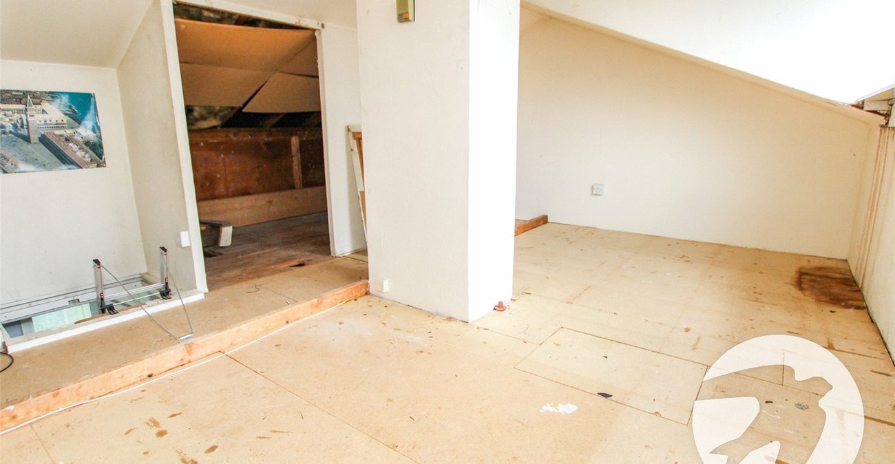 3 bedroom house for sale in London | Robinson Jackson