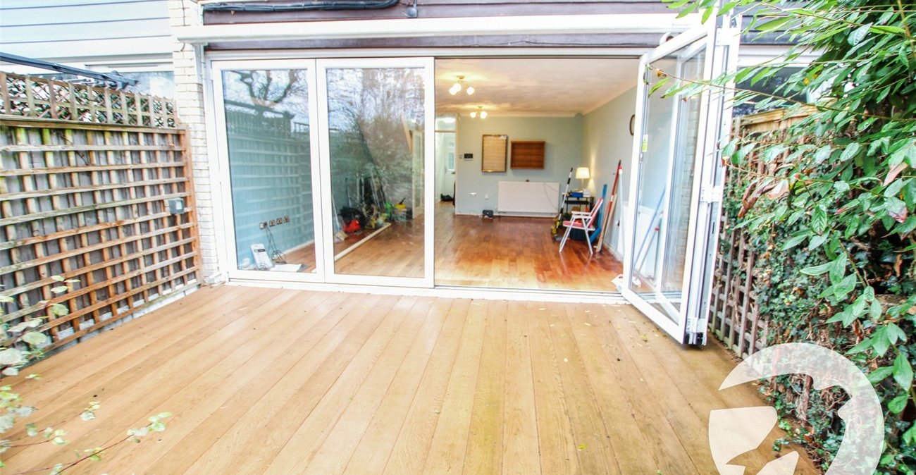 3 bedroom house for sale in London | Robinson Jackson