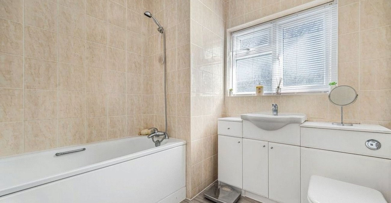 2 bedroom bungalow for sale in Orpington | Robinson Jackson