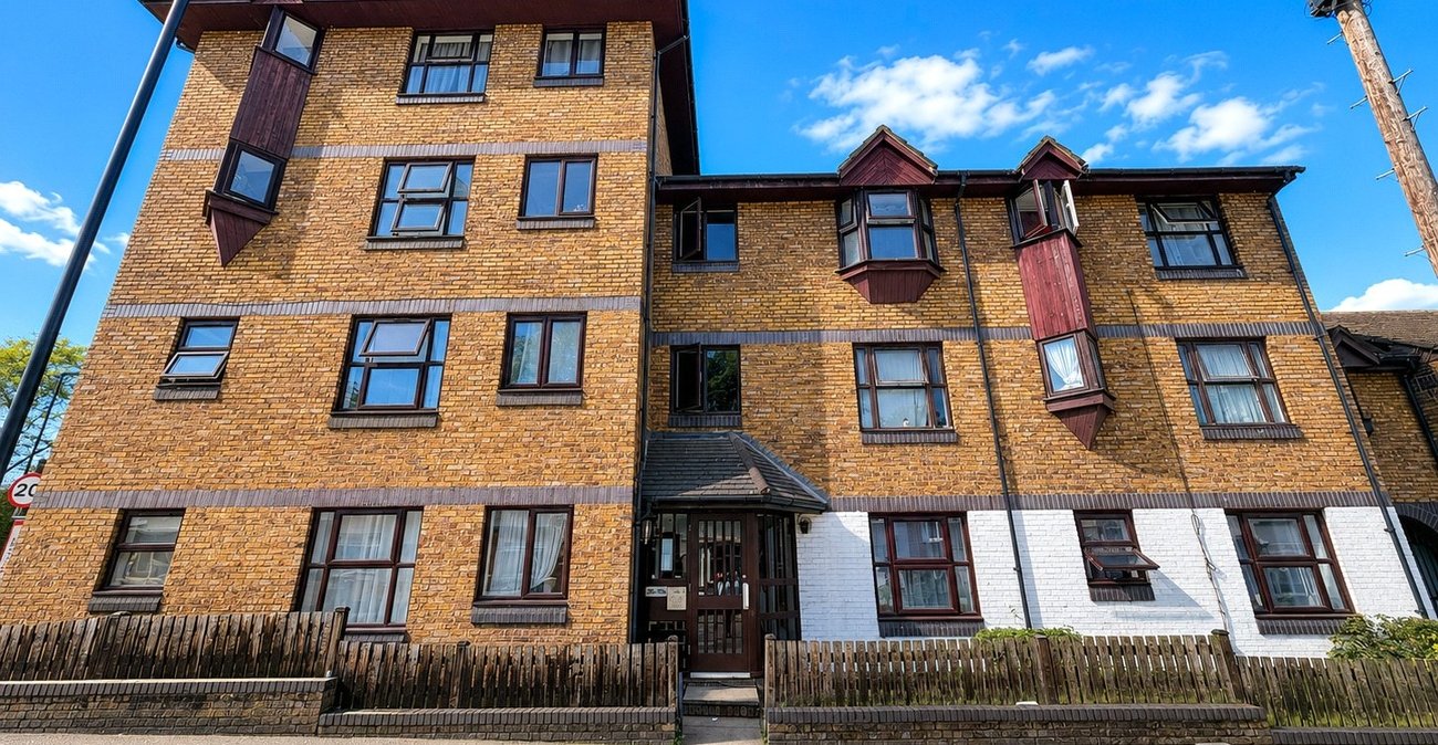 2 bedroom property for sale in London | Robinson Jackson