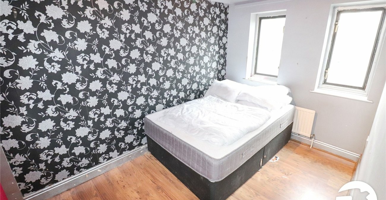 3 bedroom house for sale in London | Robinson Jackson