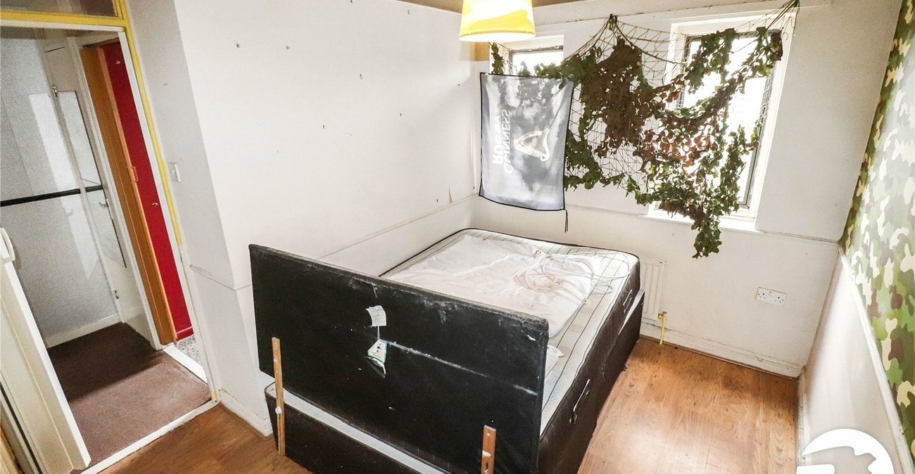 3 bedroom house for sale in London | Robinson Jackson