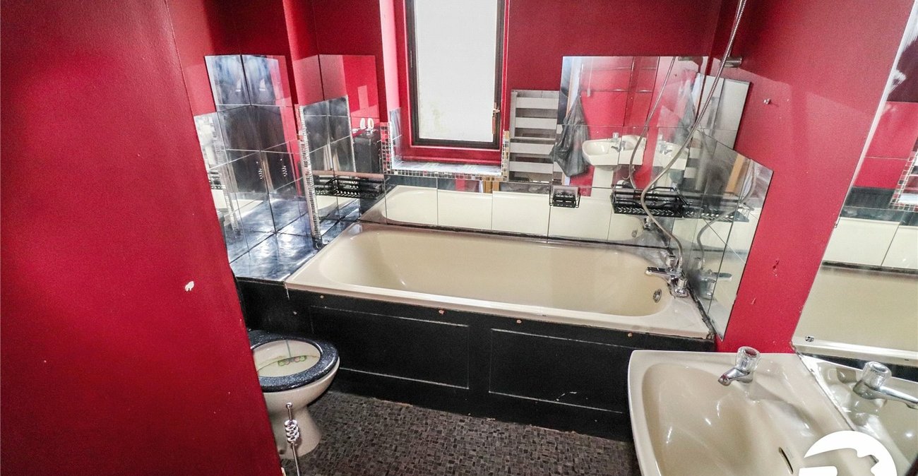 3 bedroom house for sale in London | Robinson Jackson