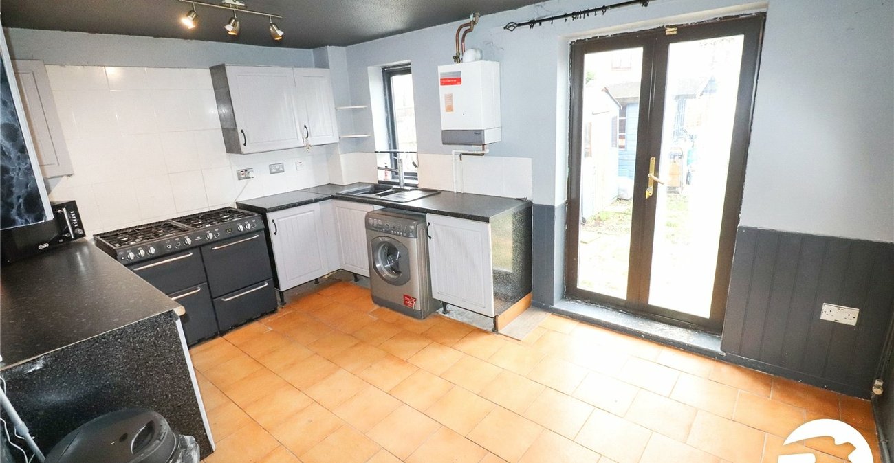 3 bedroom house for sale in London | Robinson Jackson