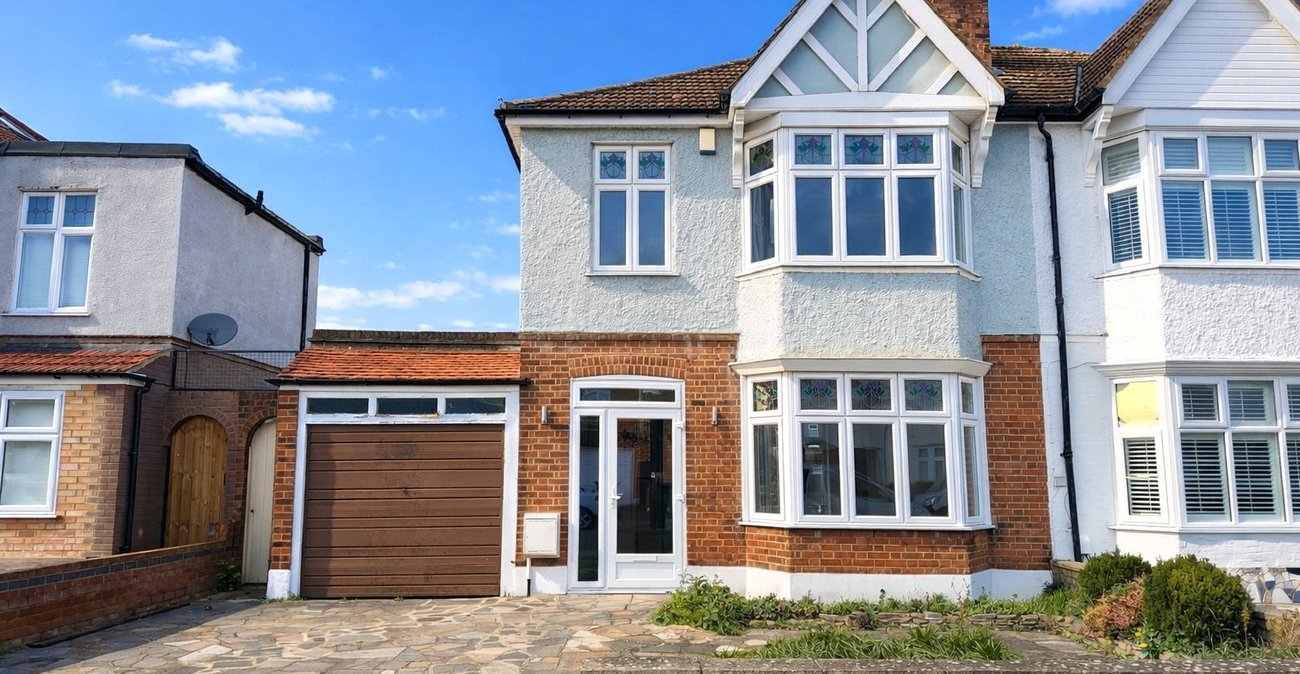 3 bedroom house for sale in London | Robinson Jackson