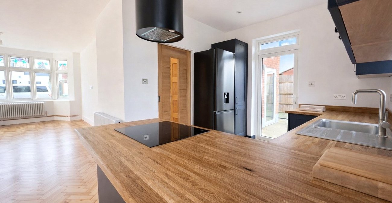 3 bedroom house for sale in London | Robinson Jackson