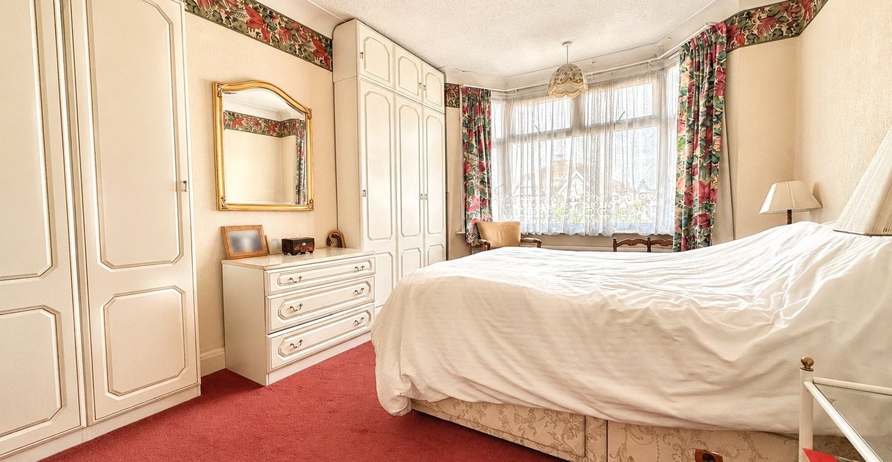 3 bedroom house for sale in London | Robinson Jackson