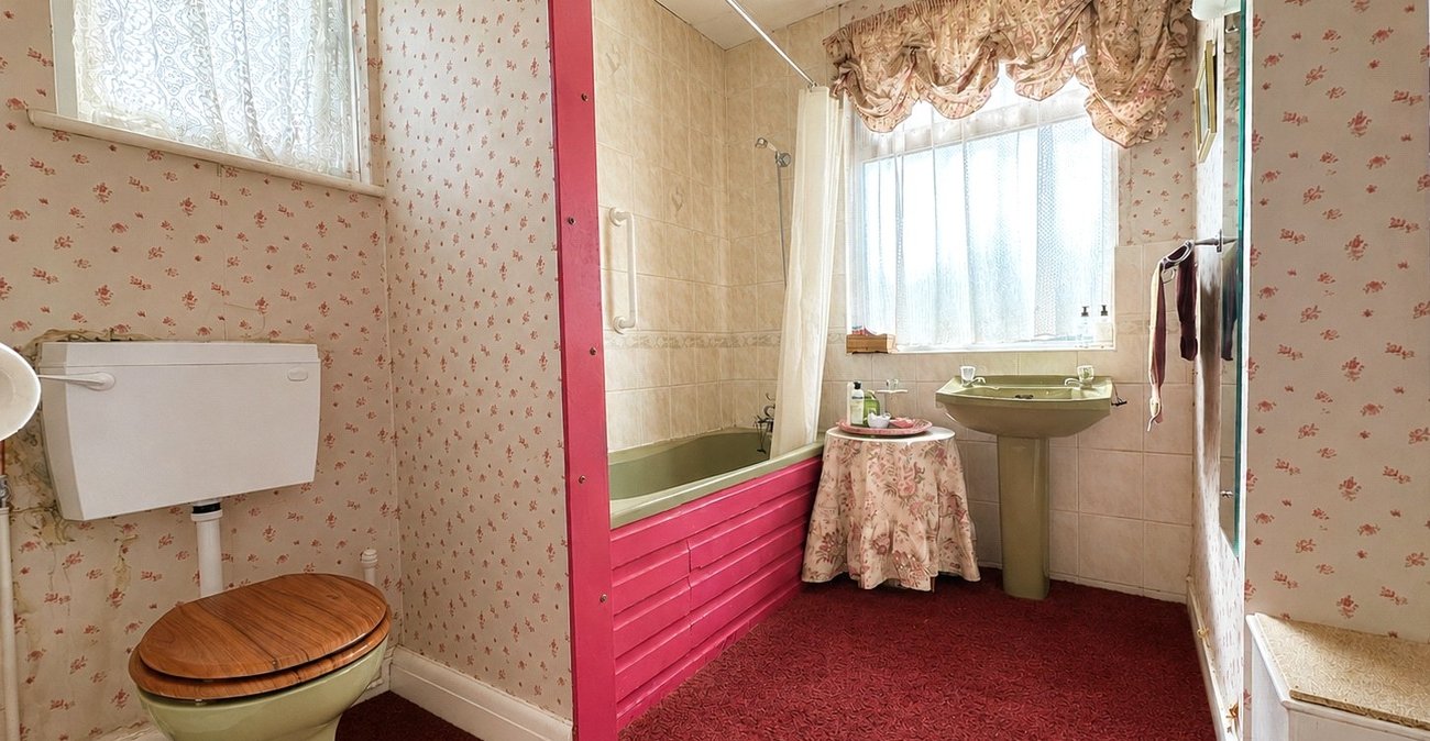 3 bedroom house for sale in London | Robinson Jackson