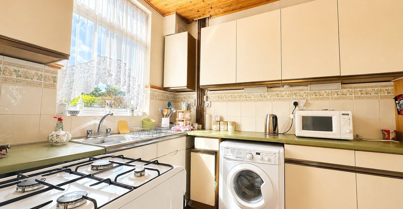 3 bedroom house for sale in London | Robinson Jackson