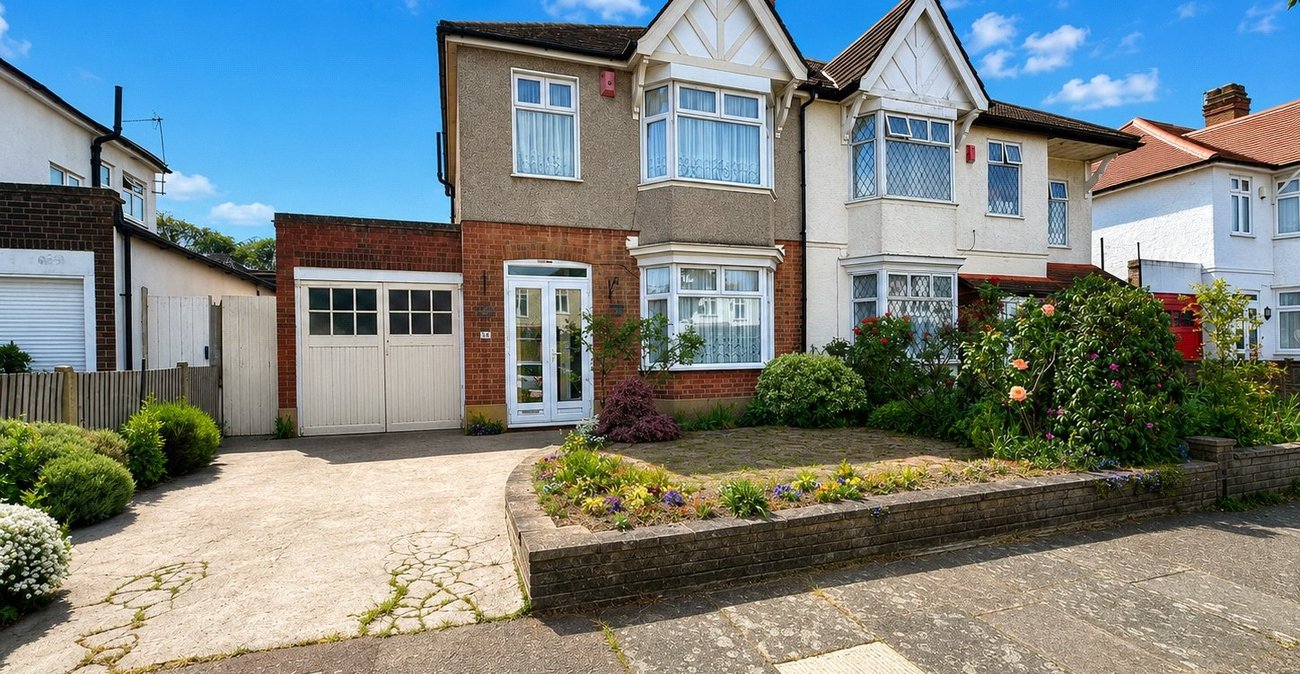 3 bedroom house for sale in London | Robinson Jackson